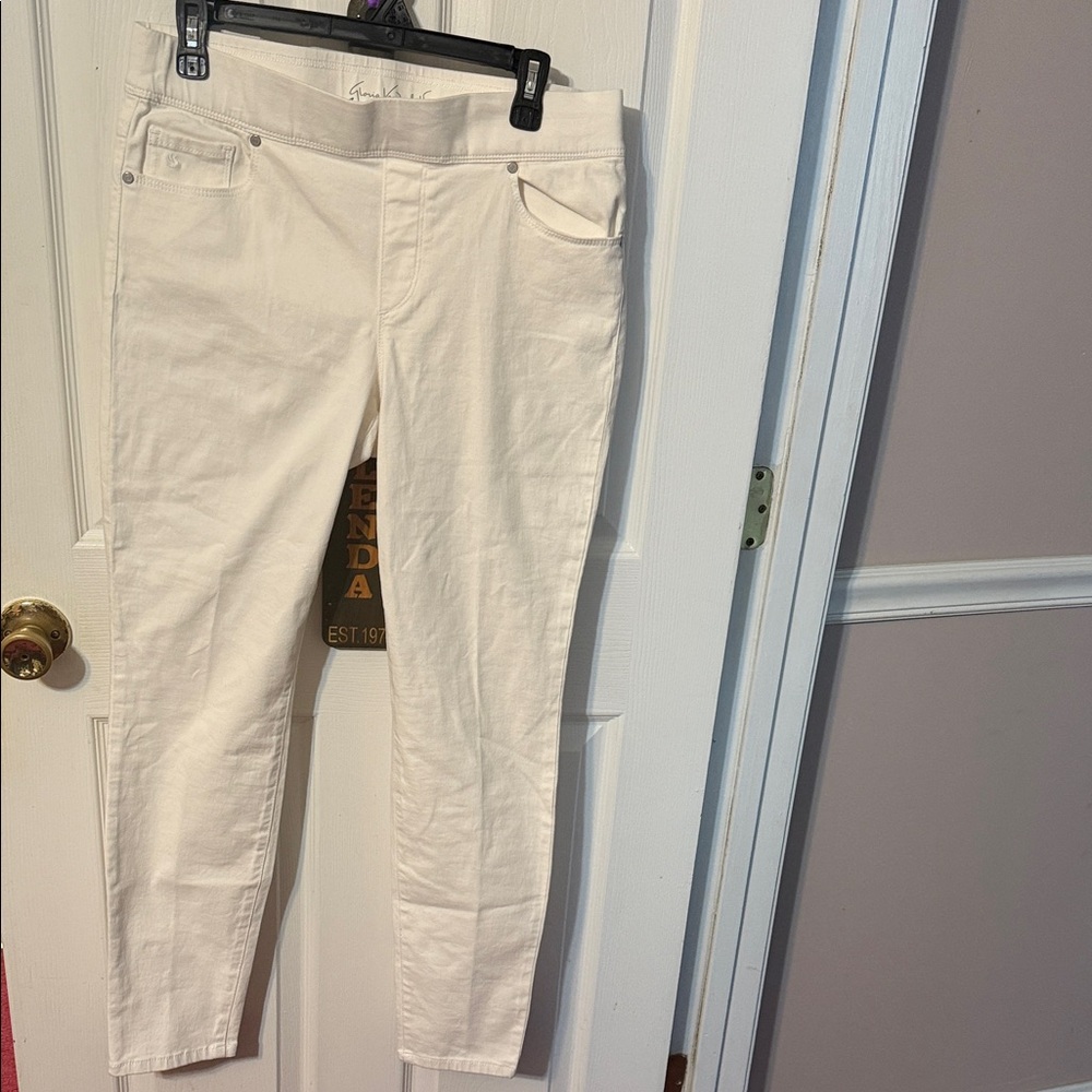 Gloria Vanderbilt woman’s Avery all around slimming effects jeans; size: 8